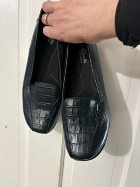 Clarks women Black Croc-Embossed Leather Slip-On Loafers